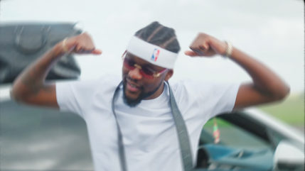 Guy2Bezbar dévoile son nouveau projet avec un clip, "TAPIE"