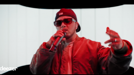 Hamza performe "Nasa" en live chez Deezer