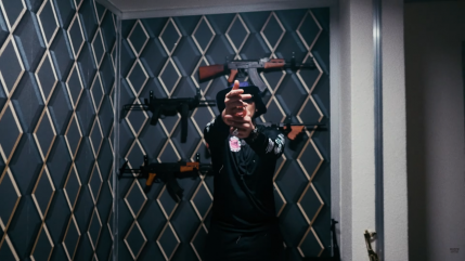 Hayce Lemsi rafale dans "Green Flag"