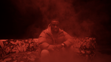 Headie One s'asseoit sur le "Martin's Sofa"