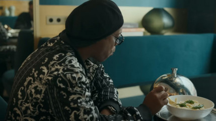 Heuss l'Enfoiré avec Ronaldinho pour le clip de "La Raclure"
