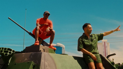 Husse l'Enfoiré nous donne un avant-goût d'été dans "Mélanine"