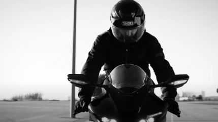 IAM, casqués, guettent leurs ennemis sur un "CBR"