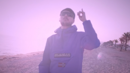 Janis dévoile le clip de l'excentrique "Valhalla"