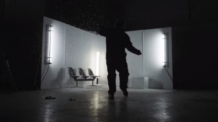 Jeune Mort dans un mood sombre avec "No Colors"