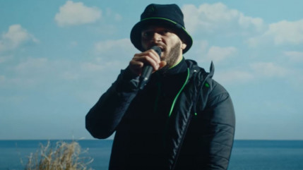 Jul découpe dans "Le rappeur à 3 lettres" Jul découpe dans "Le rappeur à 3 lettres"