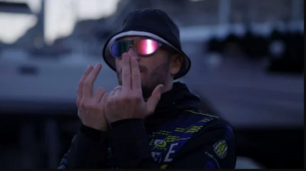 Jul se demande "C'est quand qu'il s'éteint ?" Jul se demande "C'est quand qu'il s'éteint ?"