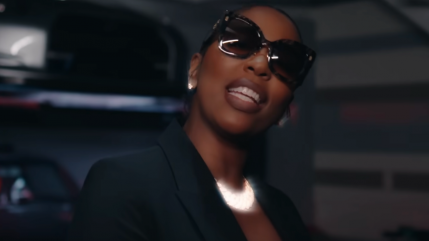 Kash Doll se fait menaçante dans "RNQ" Kash Doll se fait menaçante dans "RNQ"