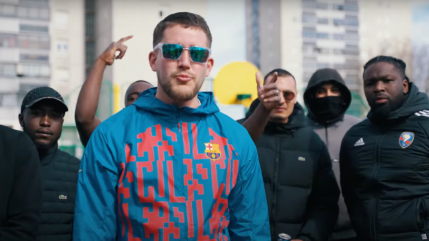 L'Allemand sort l'entraînant "La Masia"