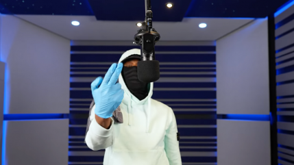 La F balance un freestyle puissant Pour "Plugged In"