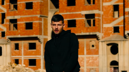 Leonis a le visage fermé comme "Shelby"