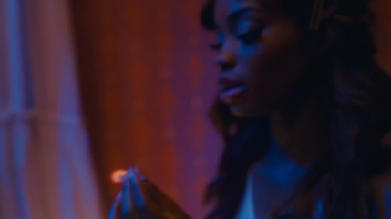 Lila Iké en featuring avec H.E.R. pour "He Loves Us Both"