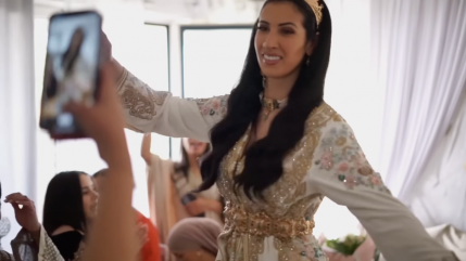 Lyna Mahyem raconte son histoire d'amour dans "Step By Step"