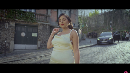 Lynda rêve de "La Belle Époque" dans son dernier single Lynda rêve de "La Belle Époque" dans son dernier single