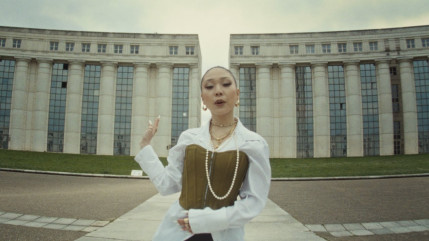 mademoiselle lou dévoile le clip de "ÇA TIRE"