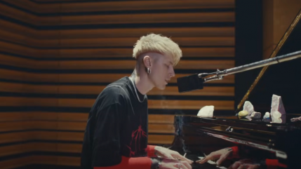 MGK ne veut pas qu'on le laisse partir dans le clip de "Don't let me go"
