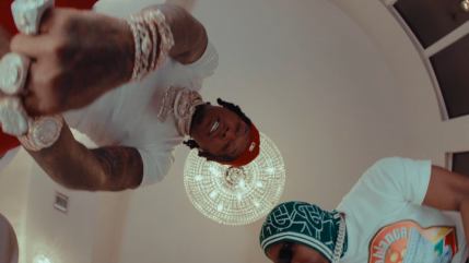 Moneybagg Yo s'éclate dans "Bussin"