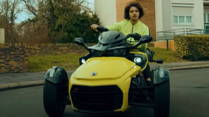 Mougli découpe dans "Jungle #4"