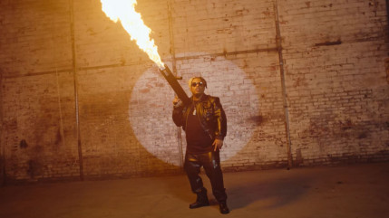 Naza en feu dans "Appelle les pompiers"