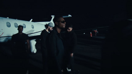 Ninho déterminé dans le clip de "Boîte Noire"