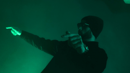 Niro est insatisfait dans son nouveau single, "C'est pas assez"