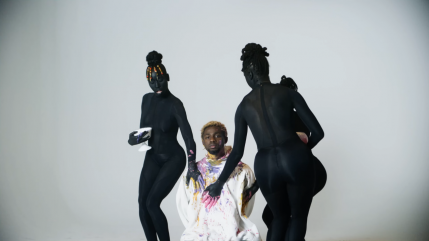 Omah Lay chante "Soso" dans un clip coloré