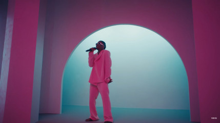 Oxlade tout en couleur dans le "Vevo DSCVR"