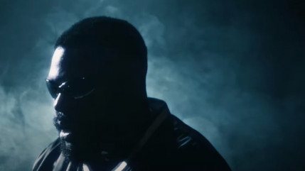 Prinzly regarde le monde à travers le "Hublot"