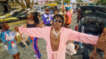 Rema est de retour avec le lumineux "Holiday"