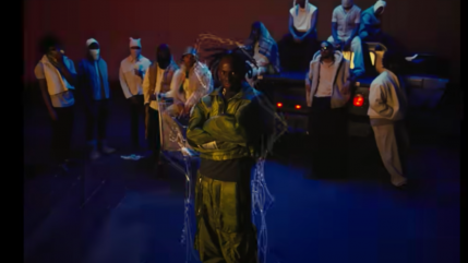 Rema sème le trouble dans son clip "Trouble Maker"