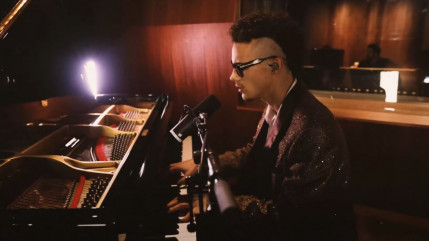 Robin chante "Hollywood" dans une live session impressionnante Robin chante "Hollywood" dans une live session impressionnante