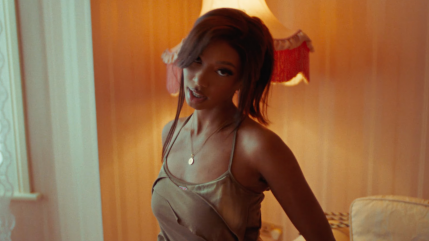 Ronisia dévoile un clip alternatif de "I Got U"