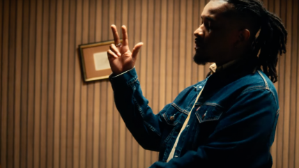 Sika Deva est envoûtant dans "Relocate" Sika Deva est envoûtant dans "Relocate"