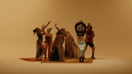 Tayc invite ses danseuses dans le clip de son nouveau single, "Lova" Tayc invite ses danseuses dans le clip de son nouveau single, "Lova"