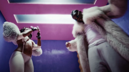 Theodora et Guy2Bezbar nous font un tube avec "Pay!"