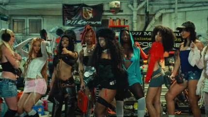 Theodora joue à la boss lady dans "FNG"