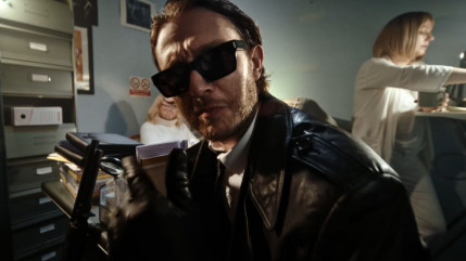 Vald de retour avec le clip de "Gauche Droite"