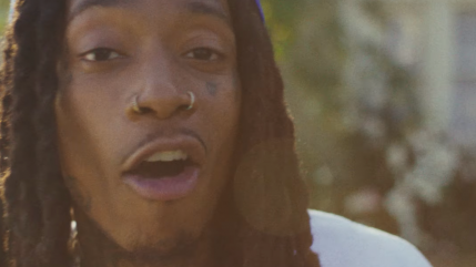 Wiz Khalifa prône la paix avec "Peace and Love"