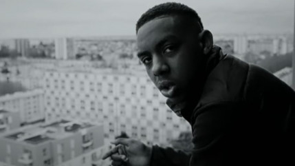 Yoko tient le Glock avec la main de "Jamel"