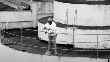 Zed mélange "Mélodies & Pensées" dans son nouveau clip